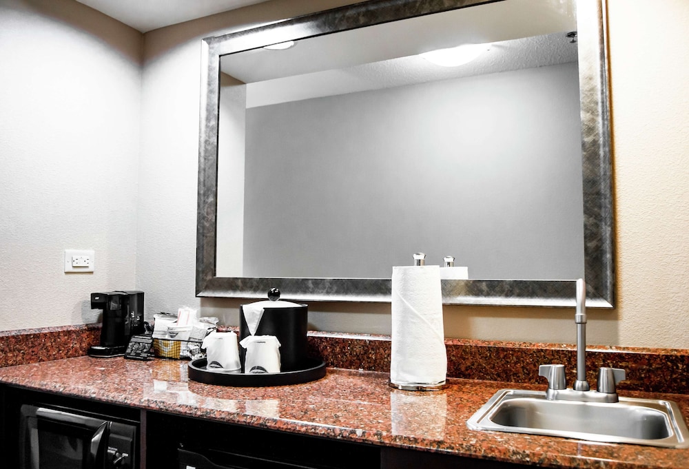 Hampton Inn & Suites Richmond/Glenside 24/37