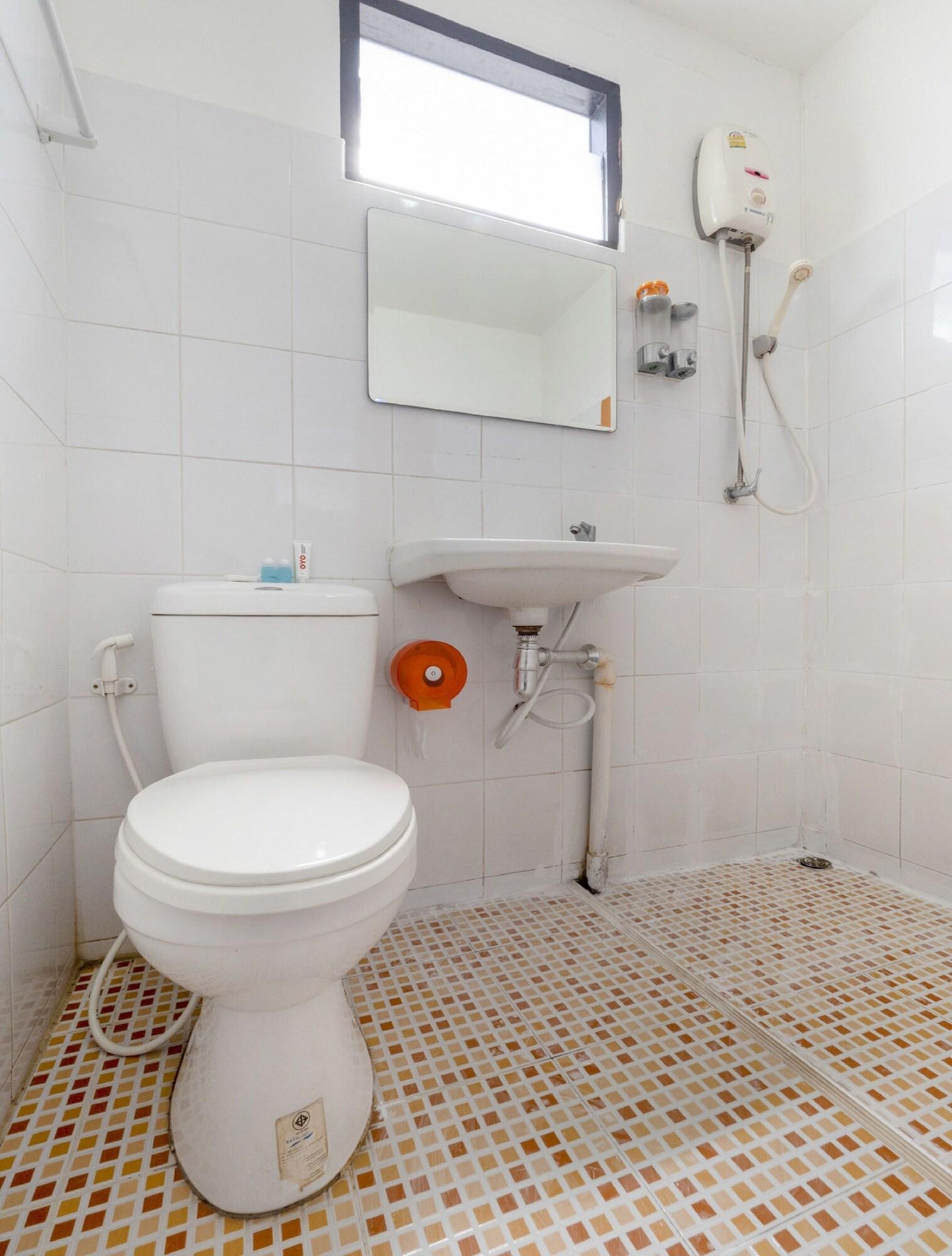 OYO 1166 Train Way Resort 35/36
