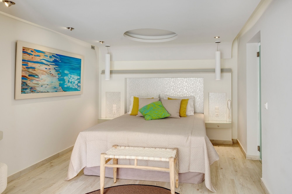 Suite, Trundle Bed, Queen Bed, Outdoor Jetted Tub, Sofa