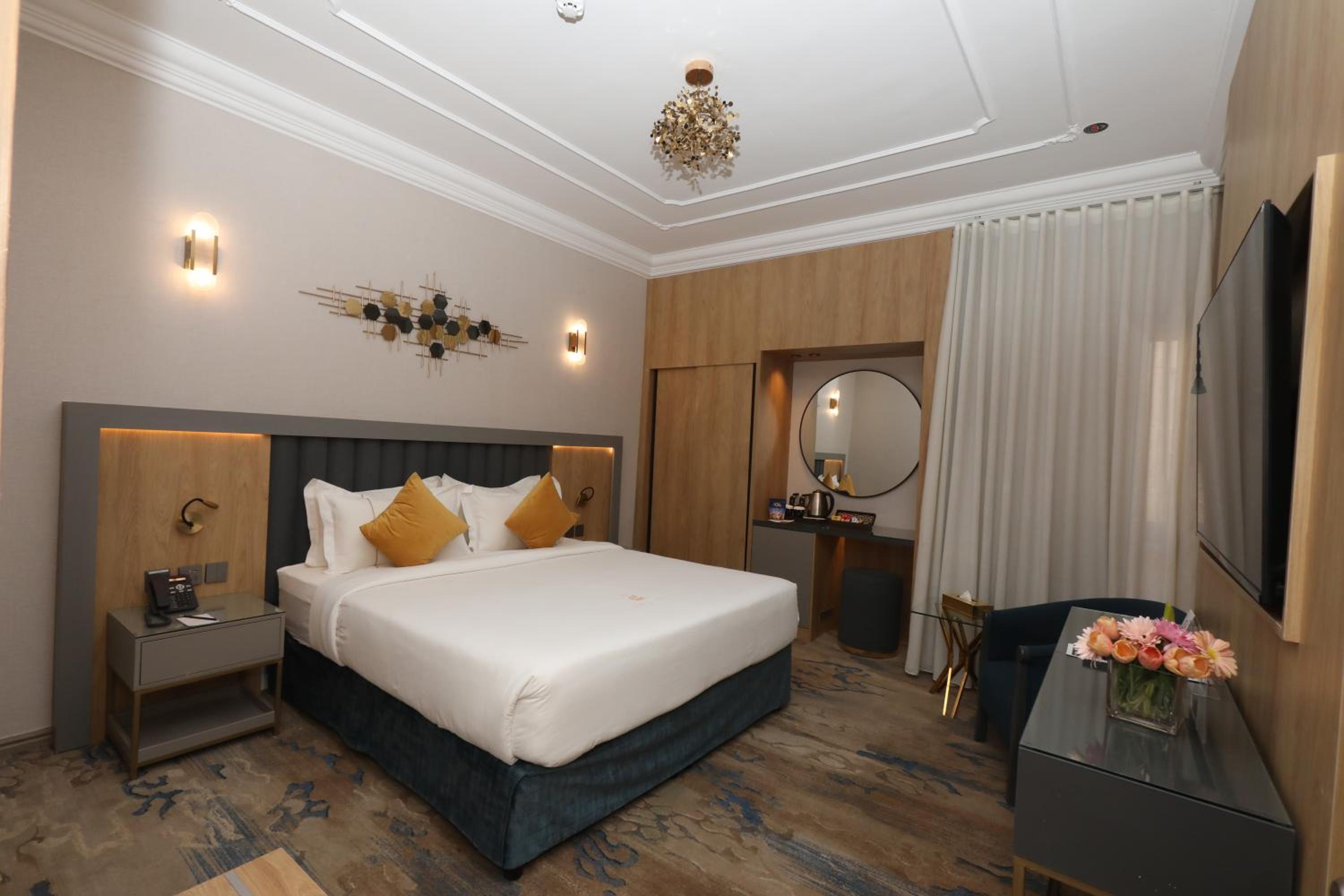 غرفة قياسية بسرير كينج وسرير كوين، فندق ايه دبليو الرياض(AW Hotel Riyadh) 5/10