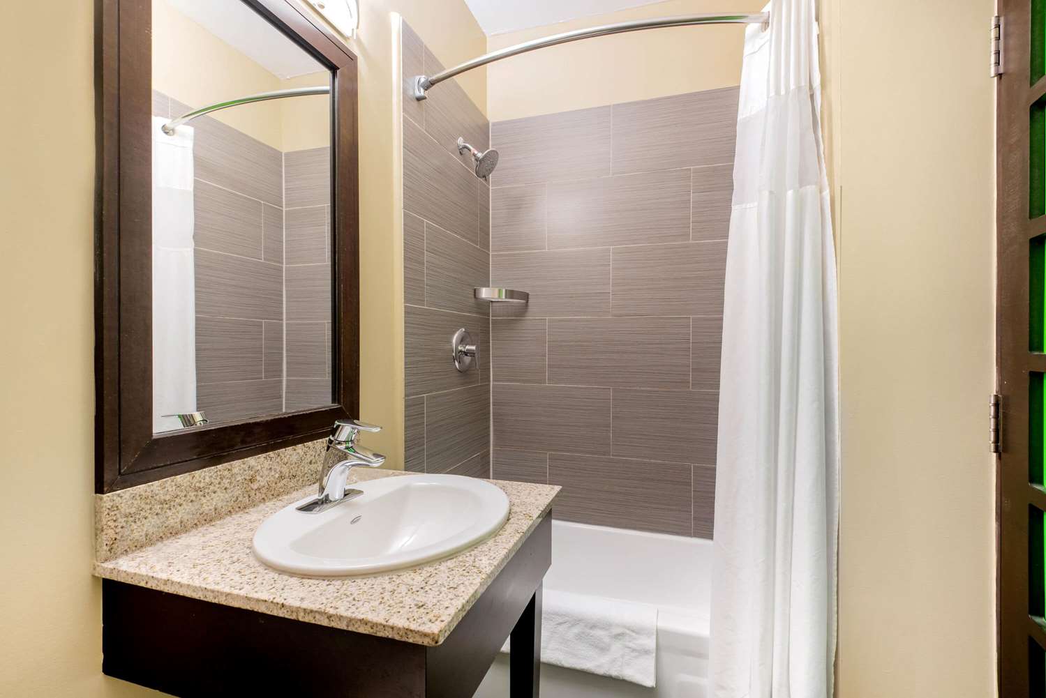 La Quinta Inn & Suites by Wyndham Oshawa 46/48