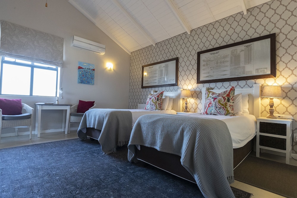 Sail, Twin Beds