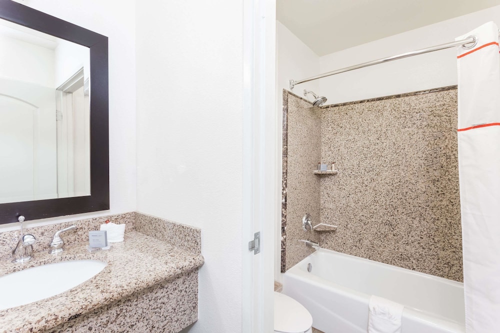 Hawthorn Suites By Wyndham Victorville 8/33