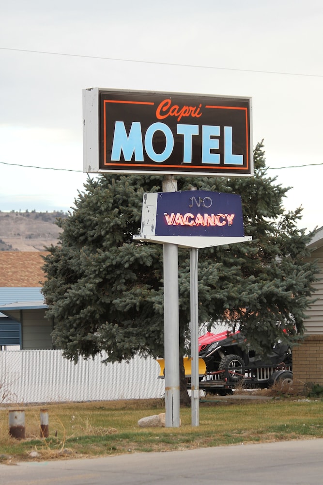 Capri Motel 2/52