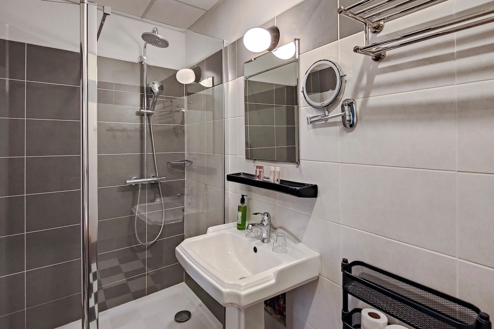 1 MED HOTEL 50/50