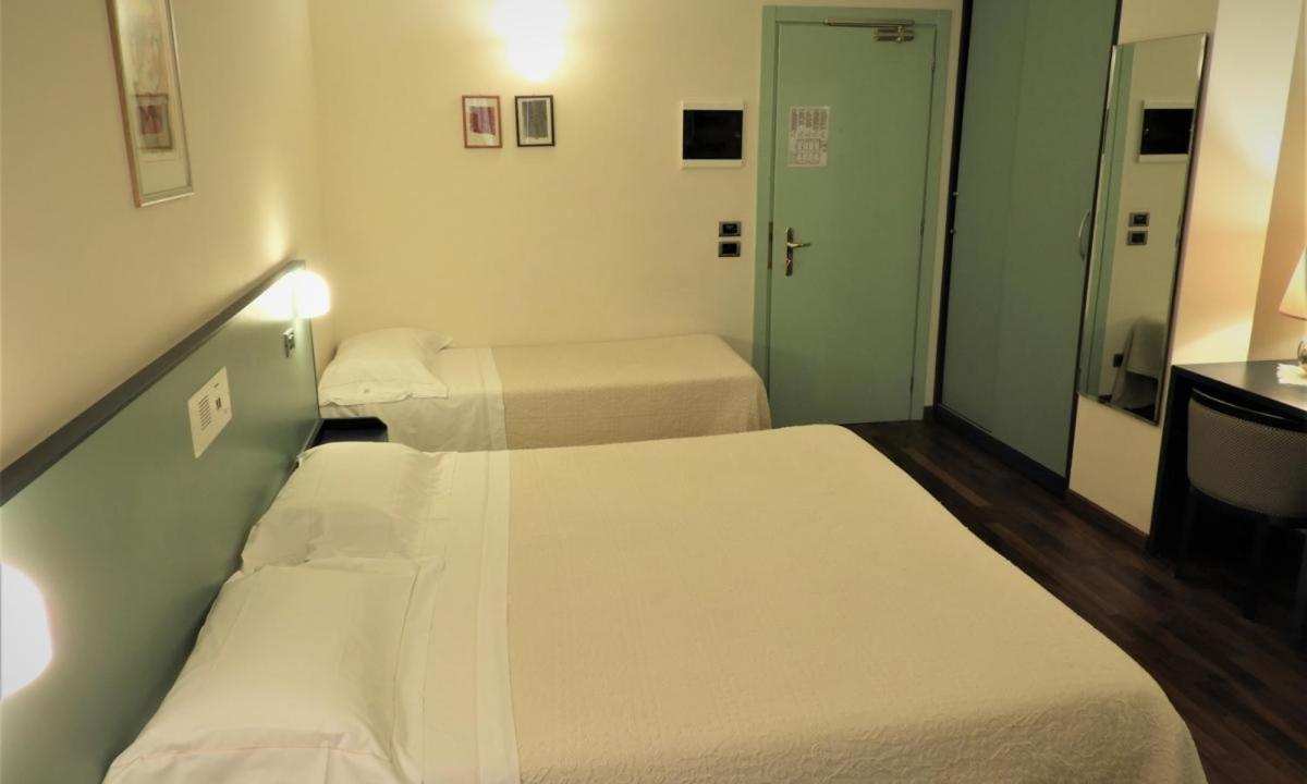 Room, Triple