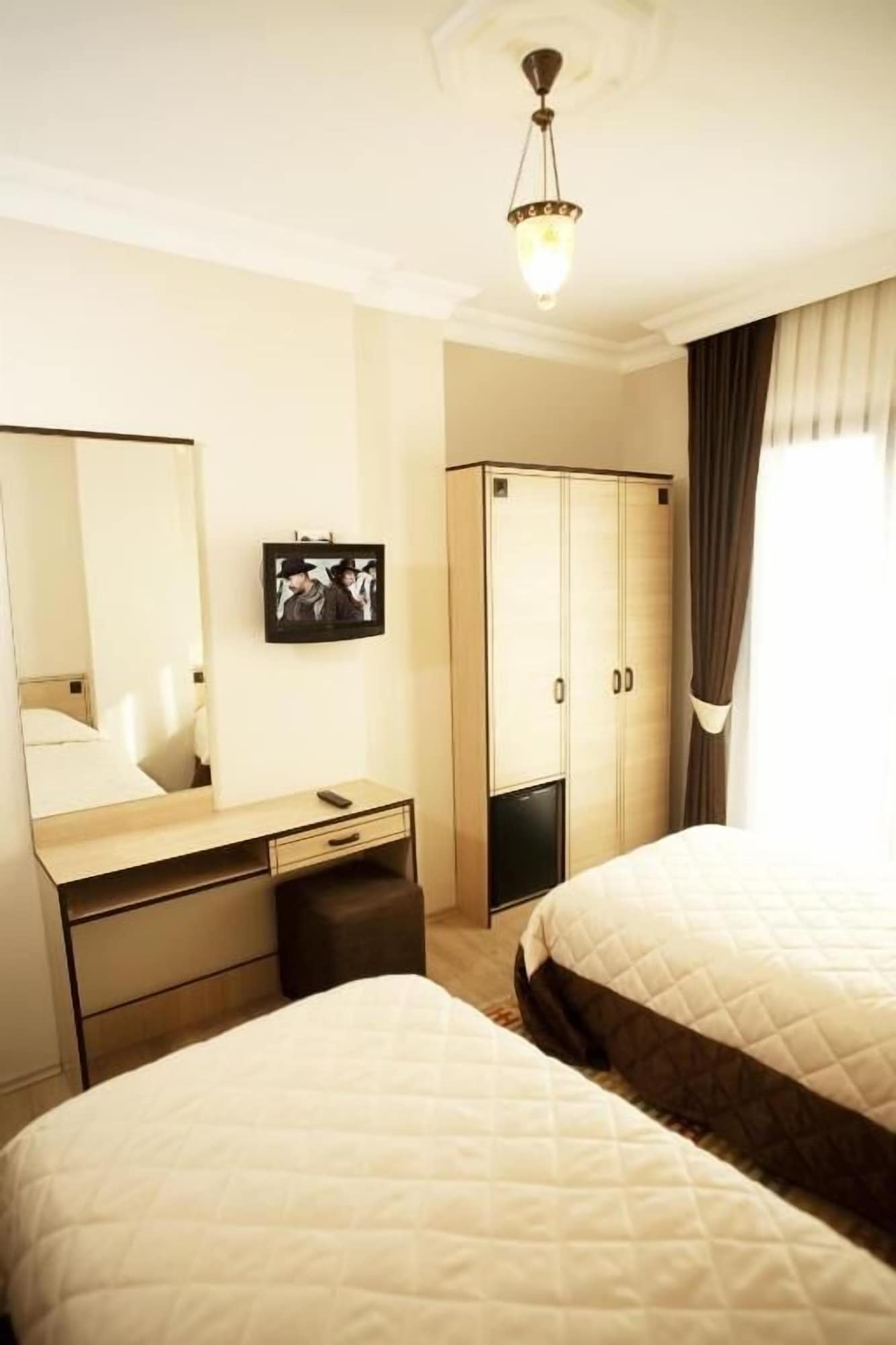 ROOM, QUADRUPLE