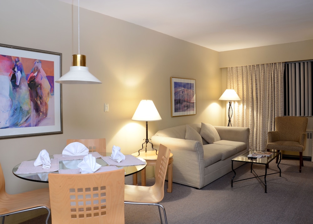 The Rosellen Suites At Stanley Park 59/74