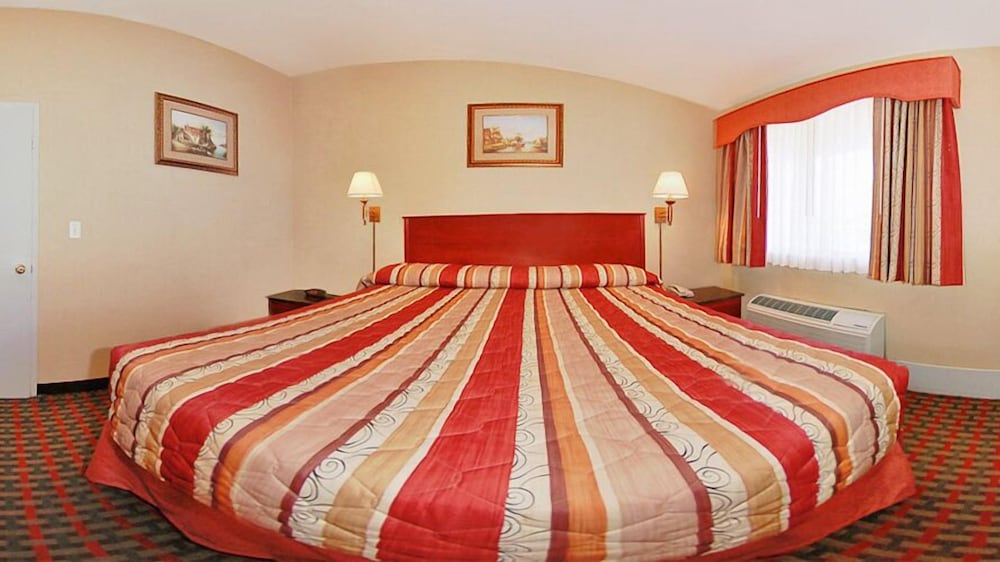 Rodeway Inn MacArthur Airport 11/36