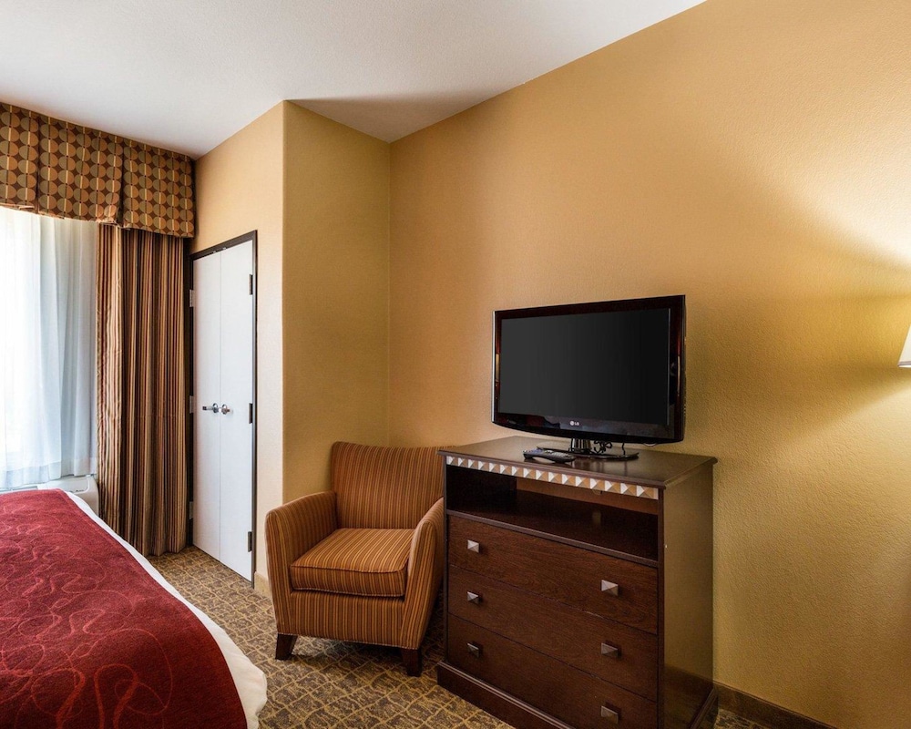 Spark By Hilton Pearland 30/37