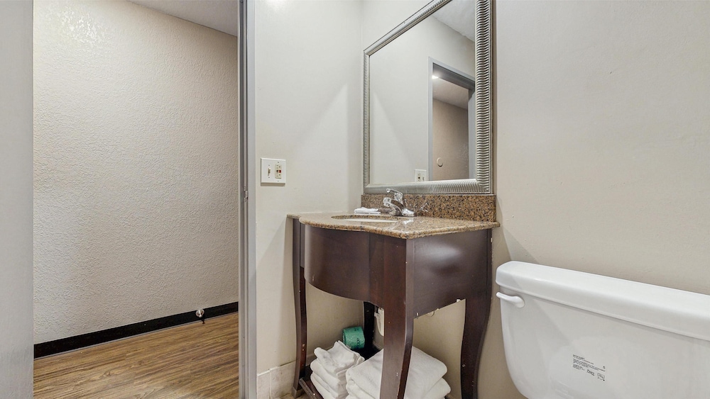 غرفة بسرير كينج، Red Lion Inn & Suites Olathe Kansas City 9/9