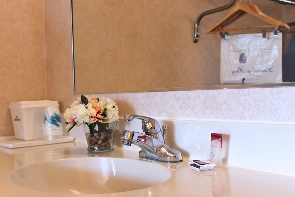 Regency Inn 5/33