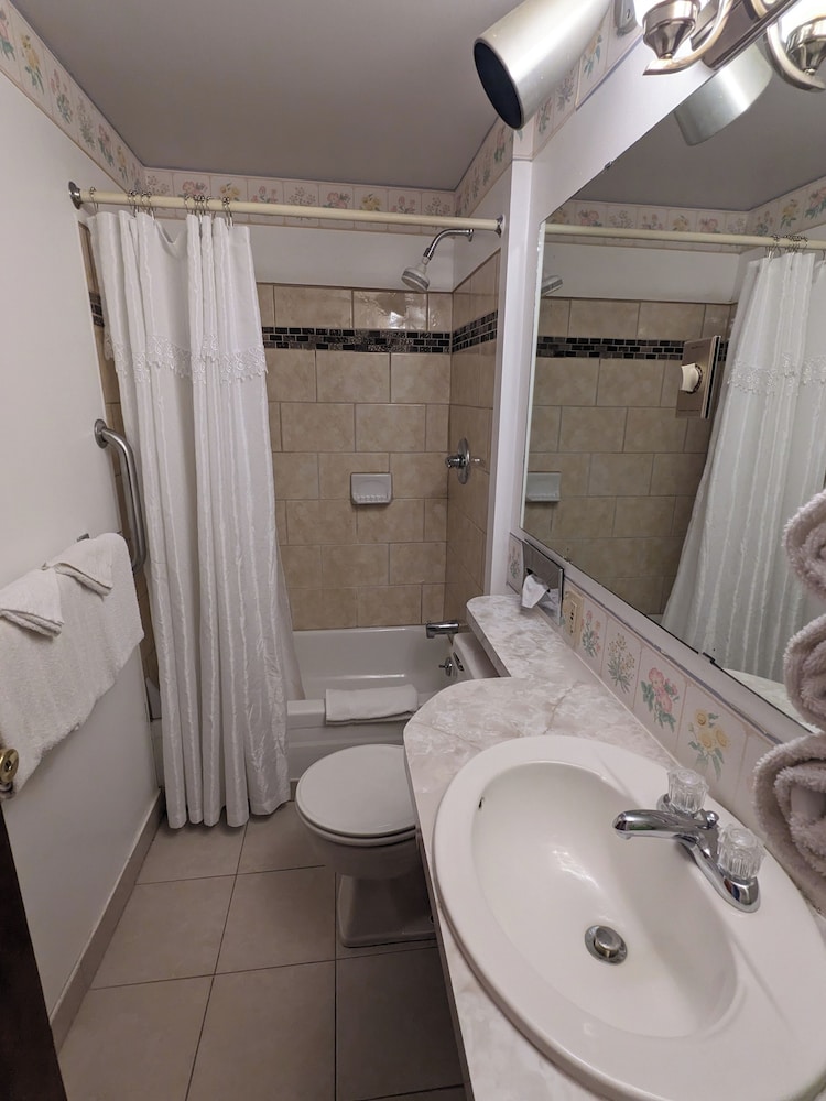 Bennington Motor Inn 33/35