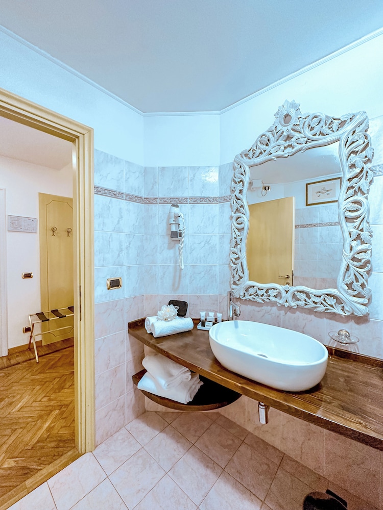 Hotel Jolanda 48/50
