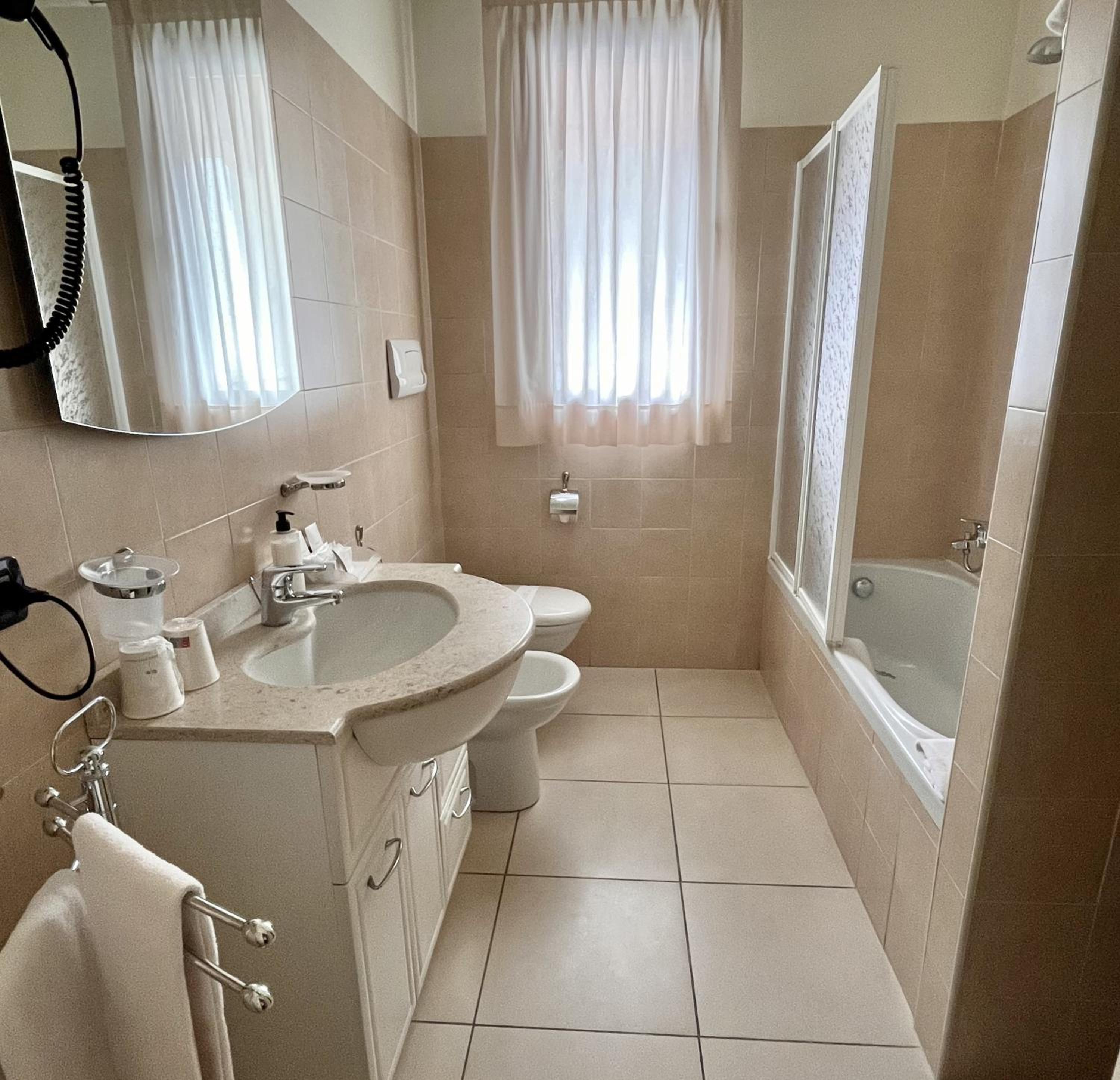 غرفة عائلية بشرفة، Hotel Lovere Resort And Spa 4/6