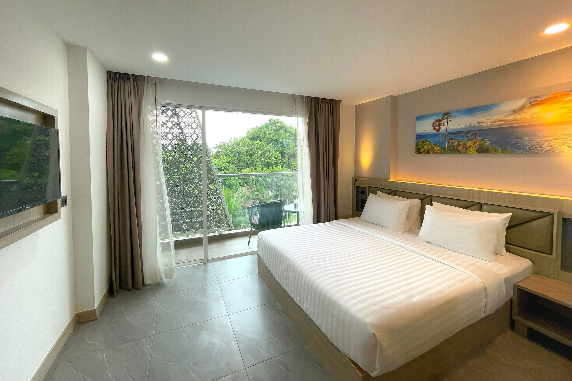 Deluxe, King Bed, City View, Balcony, Clarian Hotel Beach Patong 6/10