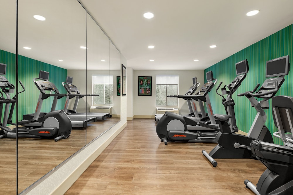 Holiday Inn Express Suites Philadelphia Mt Laurel 32/54