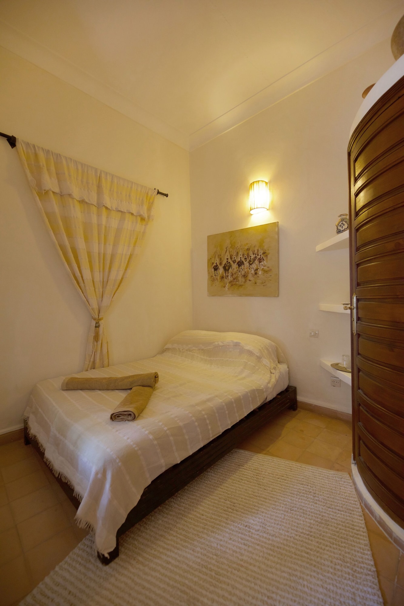 ROOM, DOUBLE BED