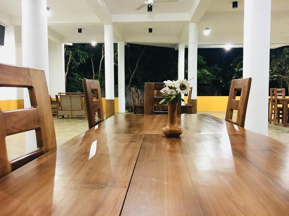 Alikele Hotel Sigiriya 20/40