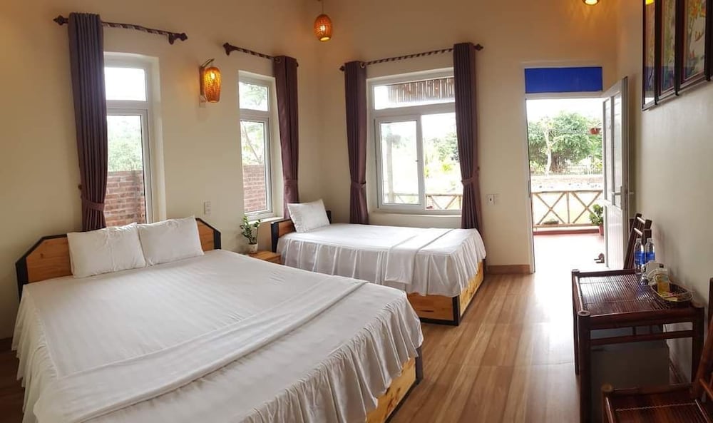 DELUXE, DOUBLE OR TWIN BED
