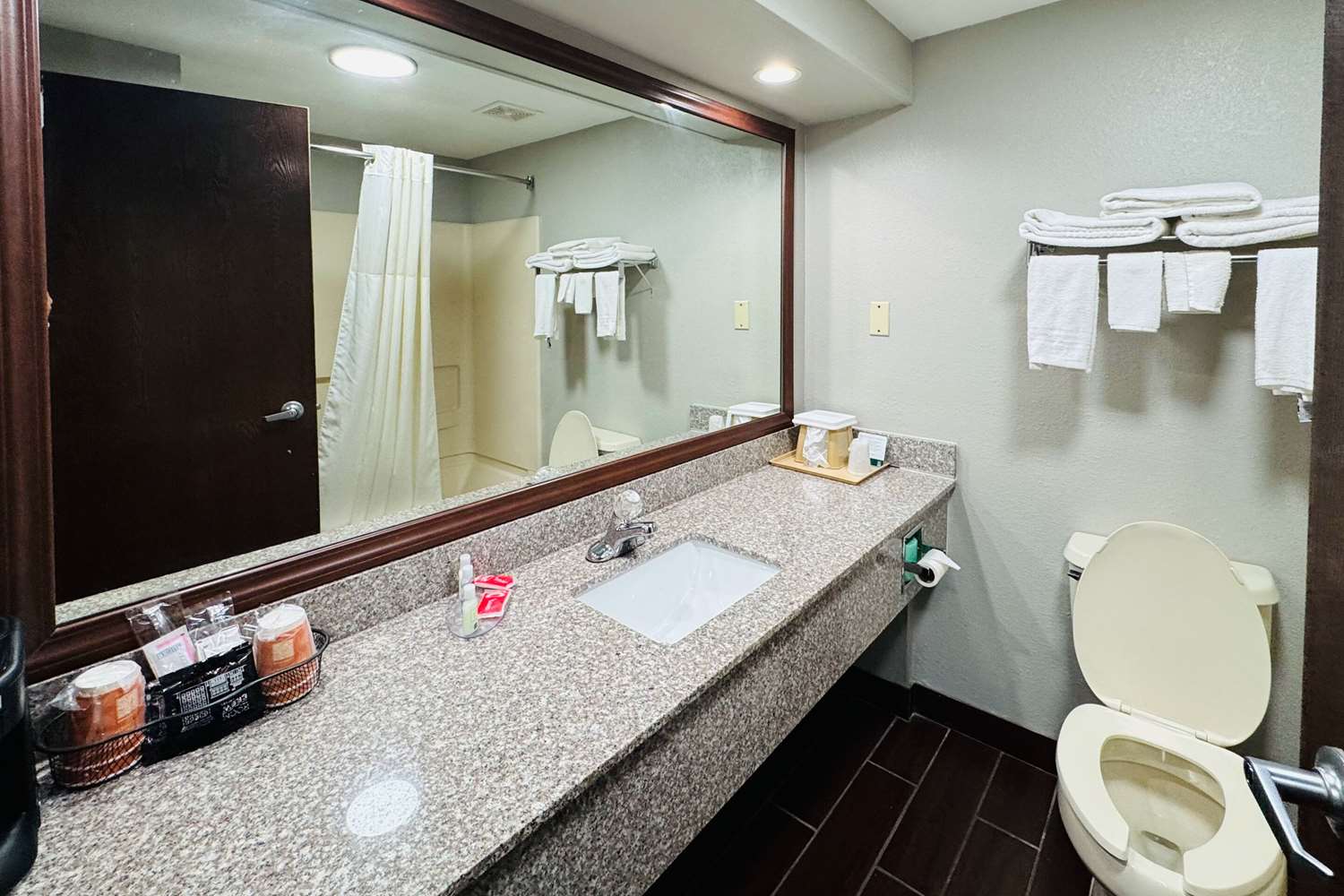 Econo Lodge Inn & Suites Centerville TN 7/7
