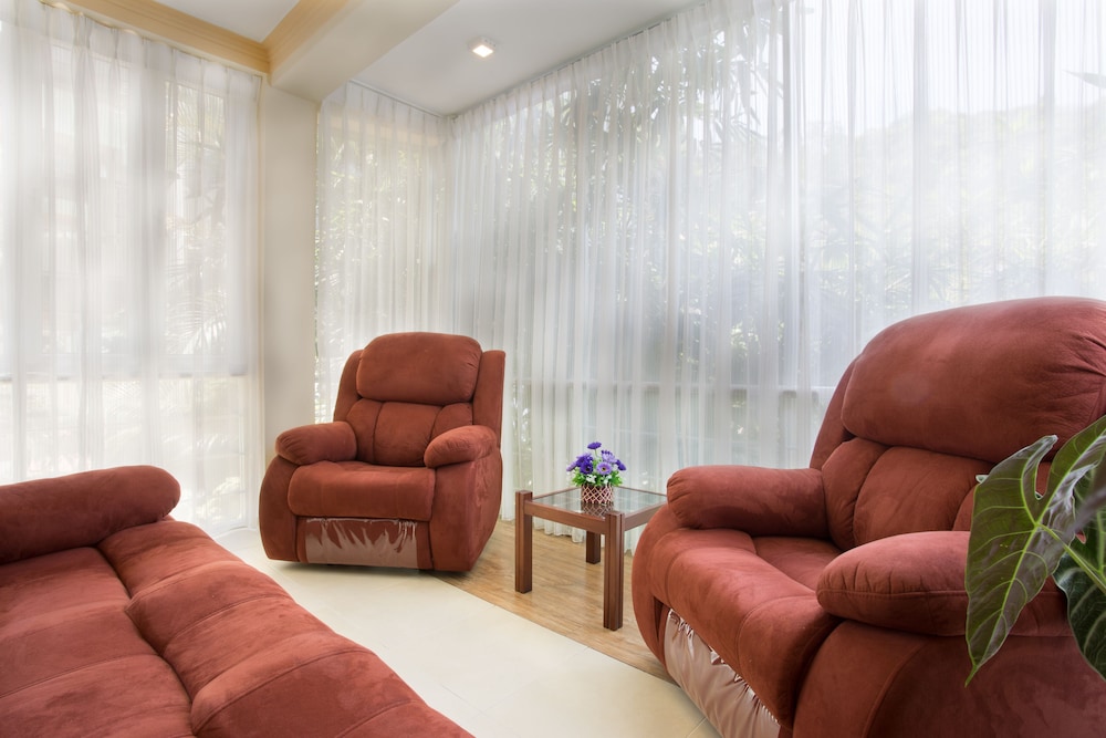 Oak Ray Serene Garden Hotel 44/64