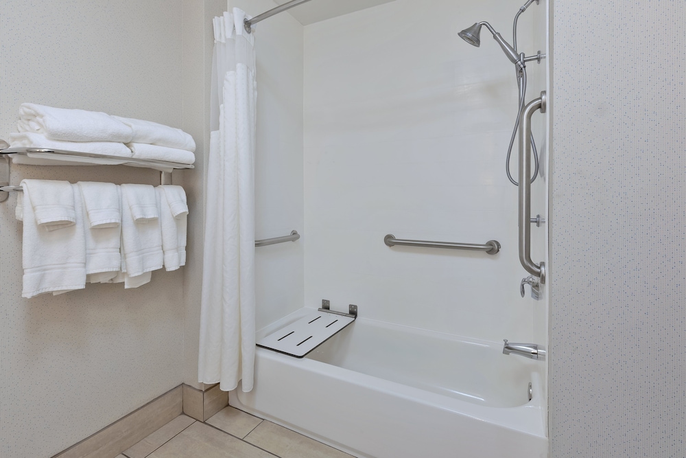 Holiday Inn Express Hotel & Suites Cleveland-Richfield 17/59