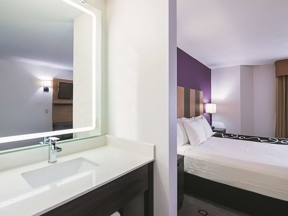La Quinta Inn & Suites by Wyndham Minneapolis Northwest 18/39