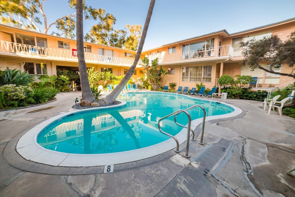Cal Mar Hotel Suites 6/27