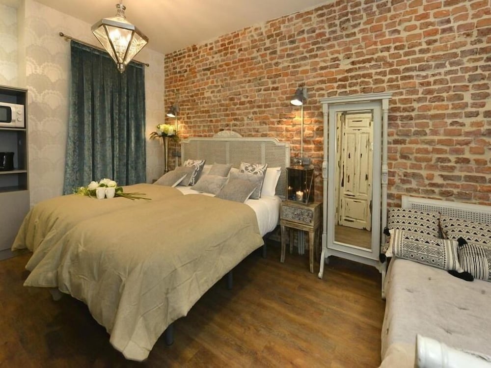 INTERIOR, TRIPLE, PRIVATE BATHROOM