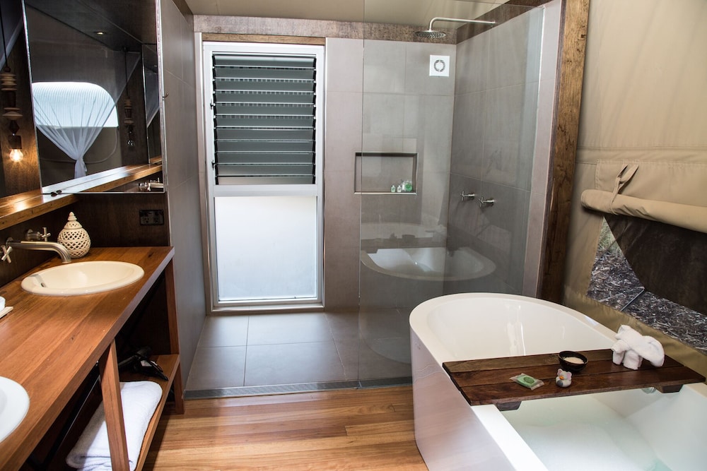 Lodge, King Bed, Electronic View, Sofa