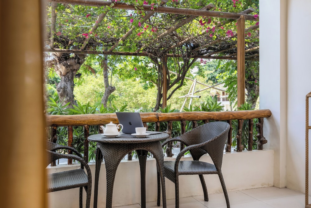 Bluewater Maribago Beach Resort 36/50