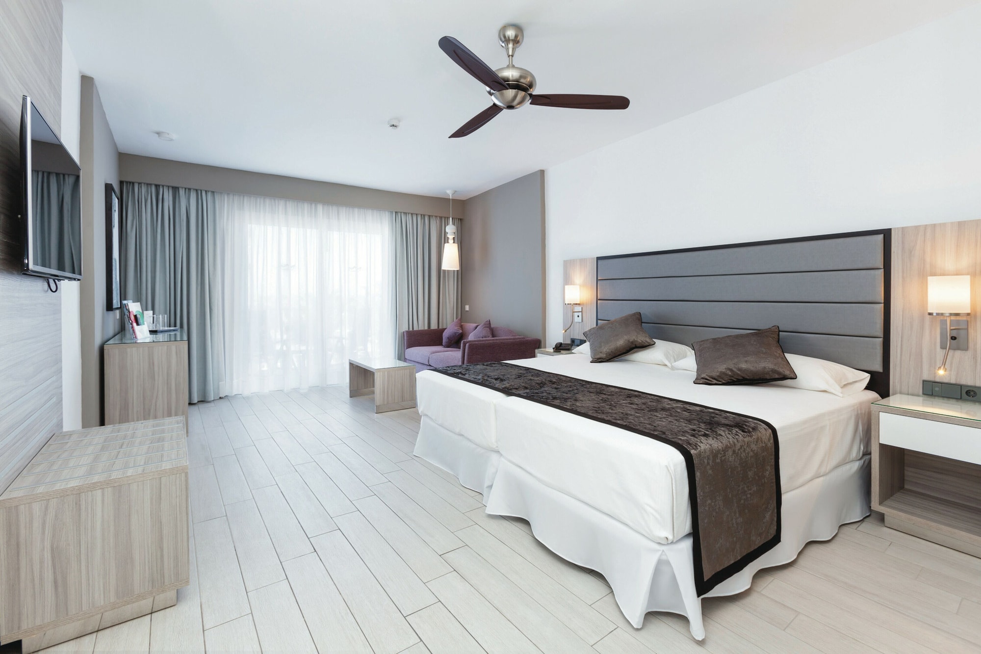 Room, King Bed, Lateral Side Sea View, Balcony