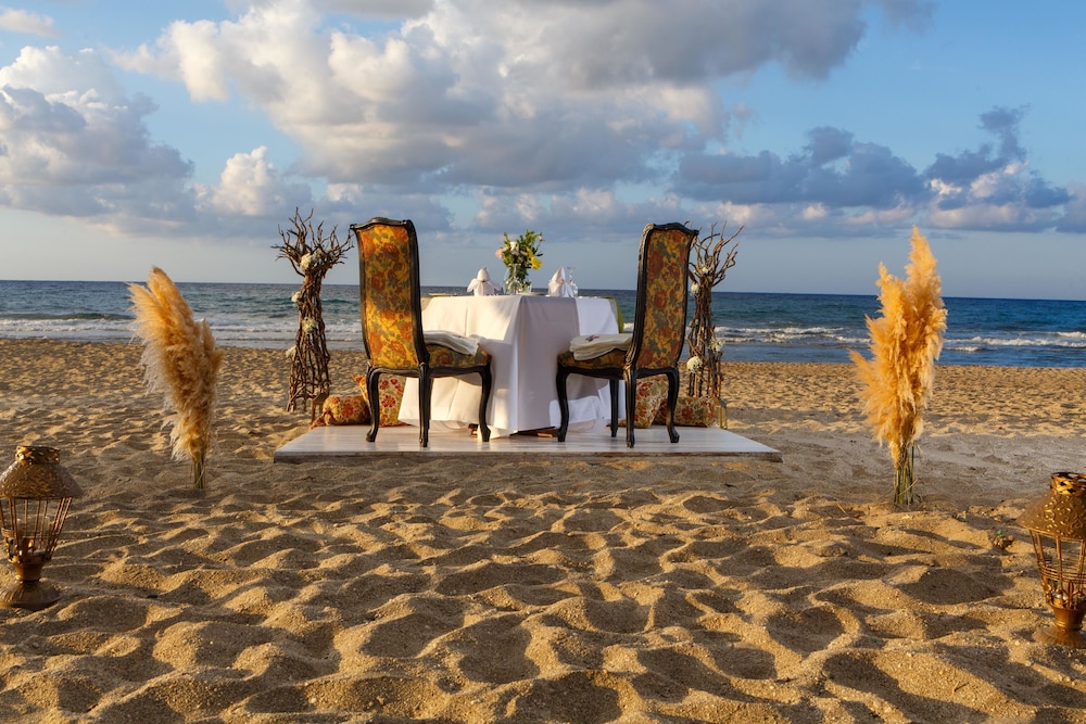 Anissa Beach and Village Hotel 77/80