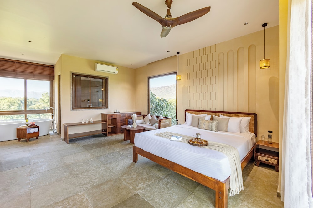 ELIVAAS Cows and Cuddles 4 BHK with Pvt Pool and Garden 31/68