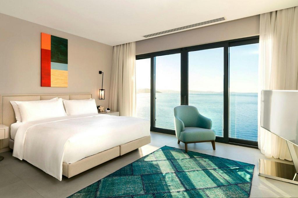 Guest Room, Deluxe, King Bed, Sea View, Sofa, Balcony