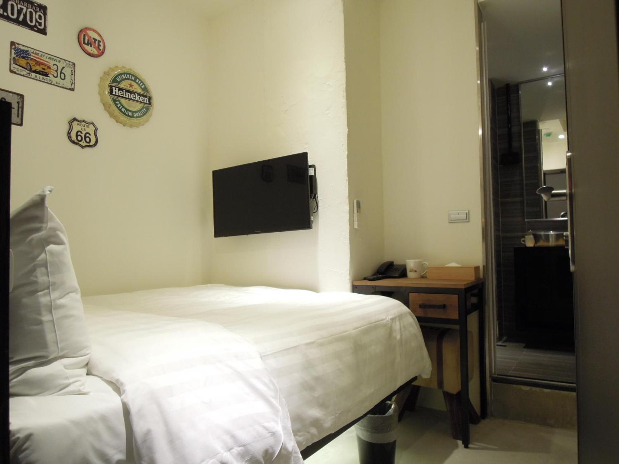 ROOM, SINGLE