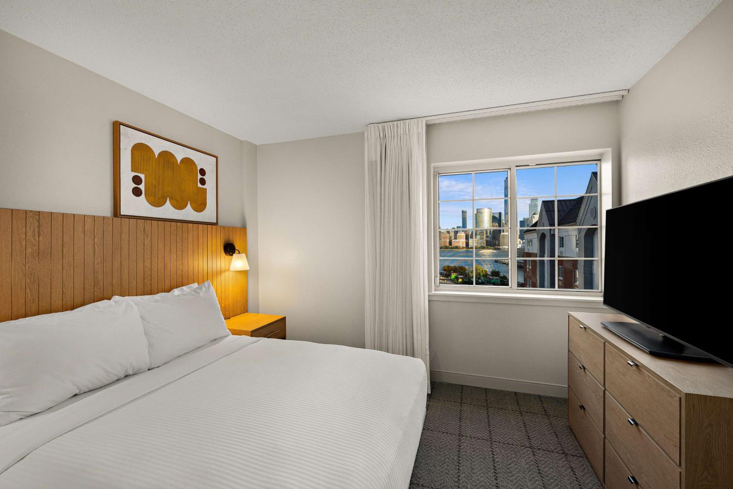 1 Bedroom, Suite, Queen Bed, Partial Harbour View, Bathtub, Accessible