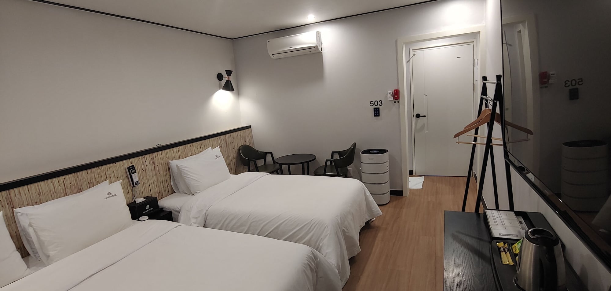 ROOM, TWIN BEDS