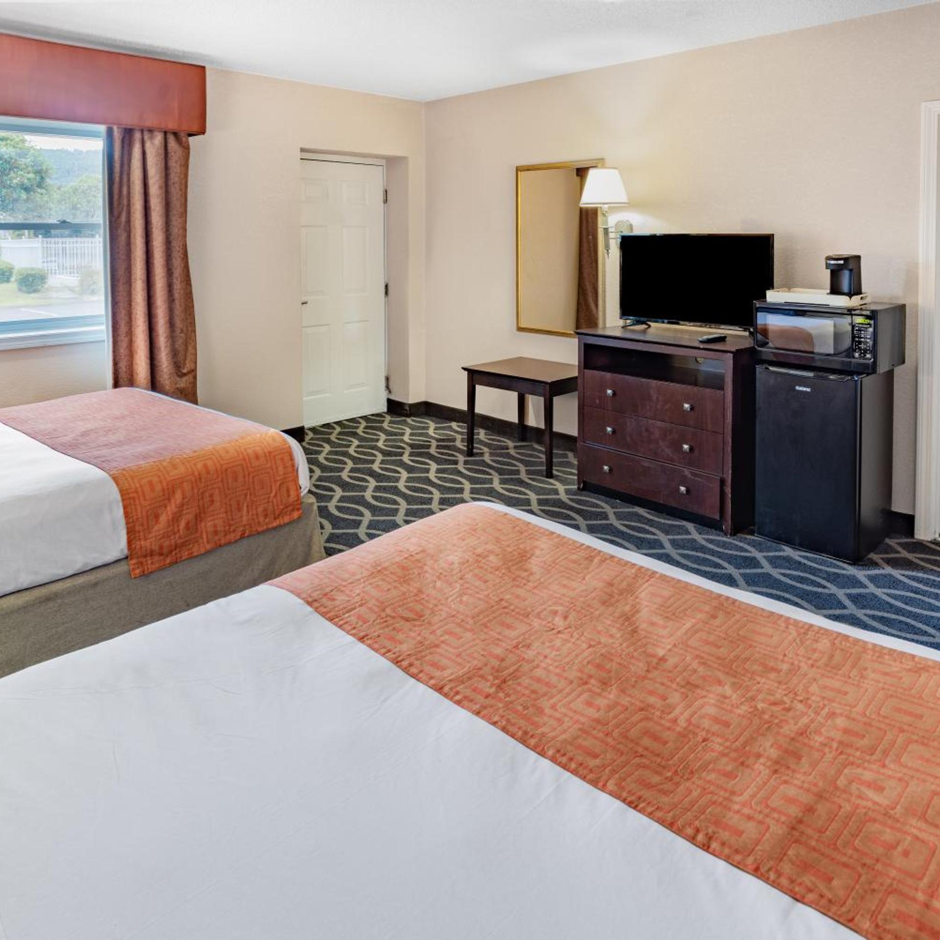 Room, 2 Queen Beds, Howard Johnson by Wyndham Lenox 5/7