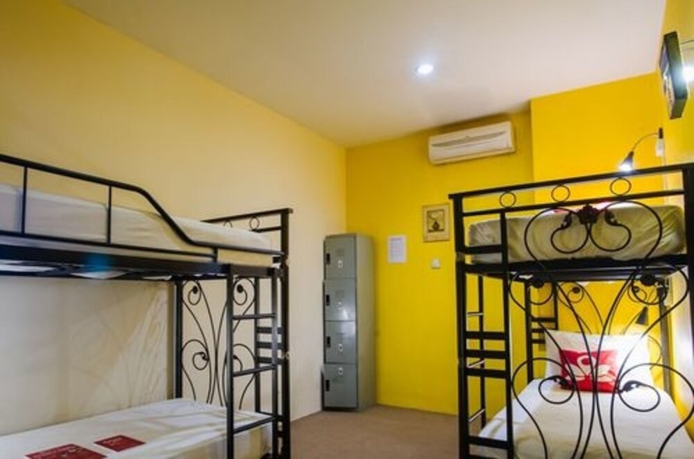 The Explorers Guesthouse and Hostel 40/60