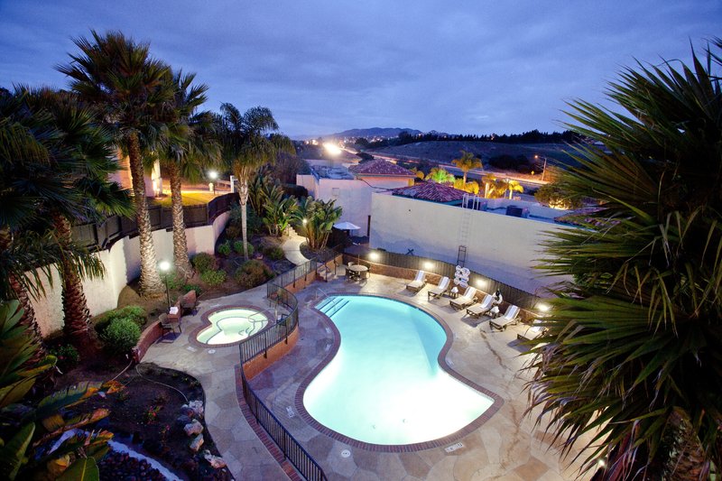 Holiday Inn Express Grover Beach 25/32