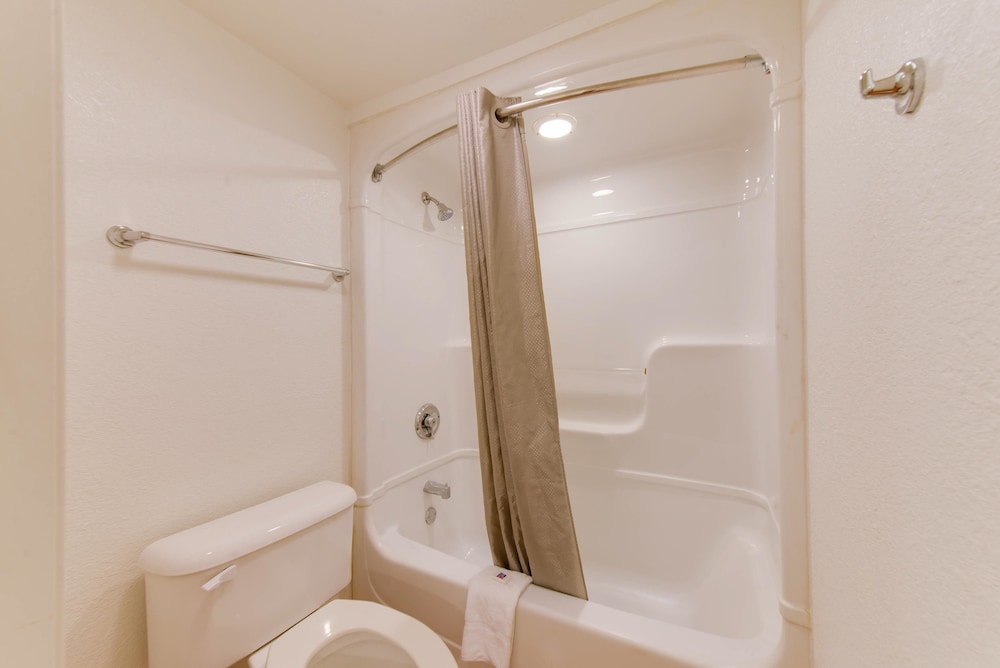 Travelodge by Wyndham Norfolk Airport 41/48