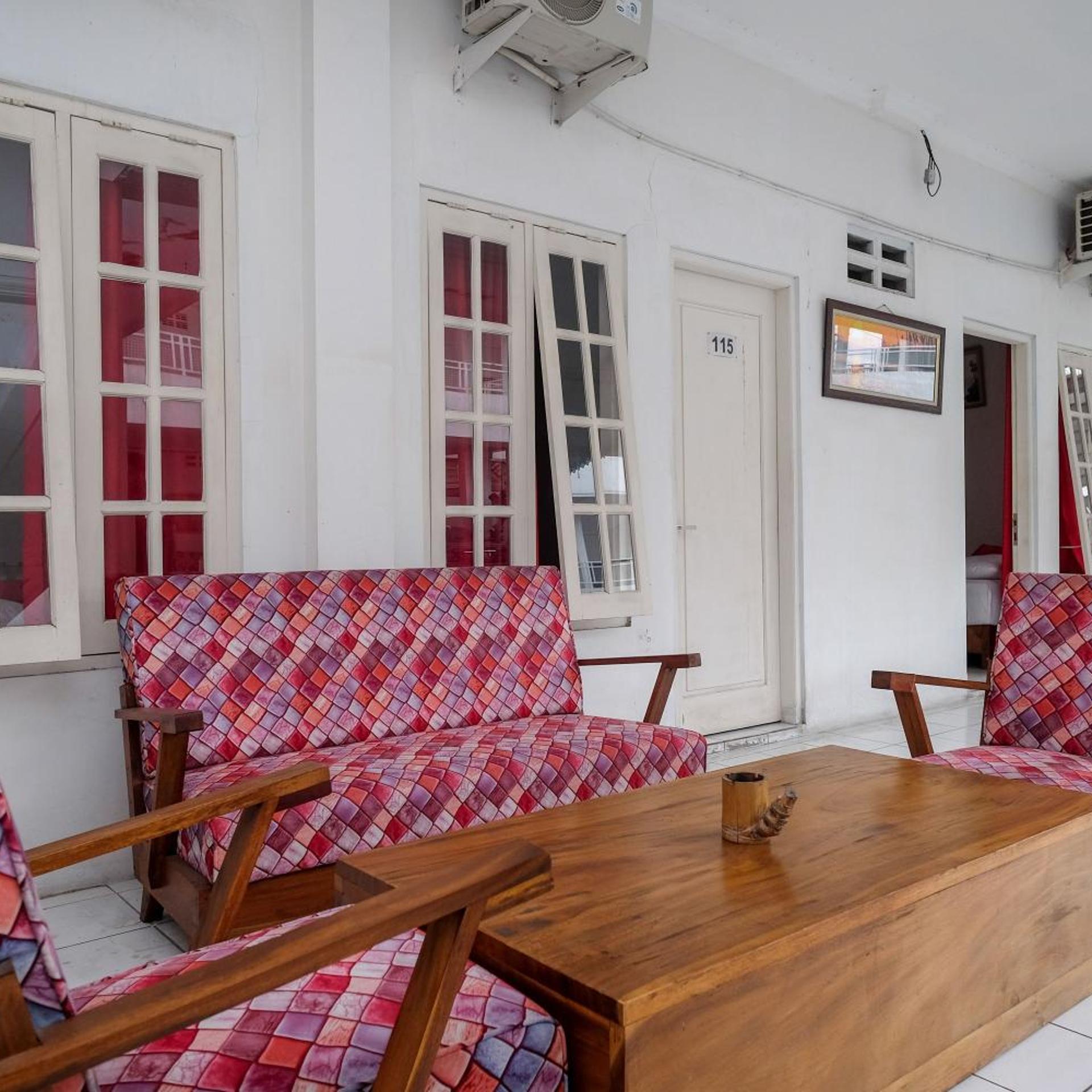 RedDoorz Plus near UMS Solo 40/50