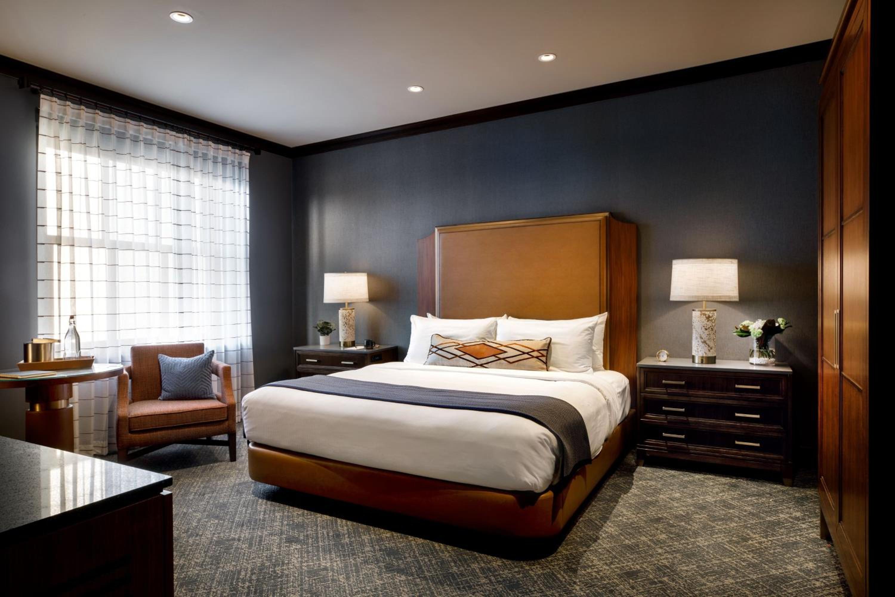 DELUXE, KING BED