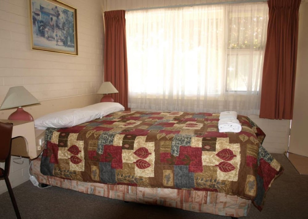 Civic Motor Inn Cowra 25/71