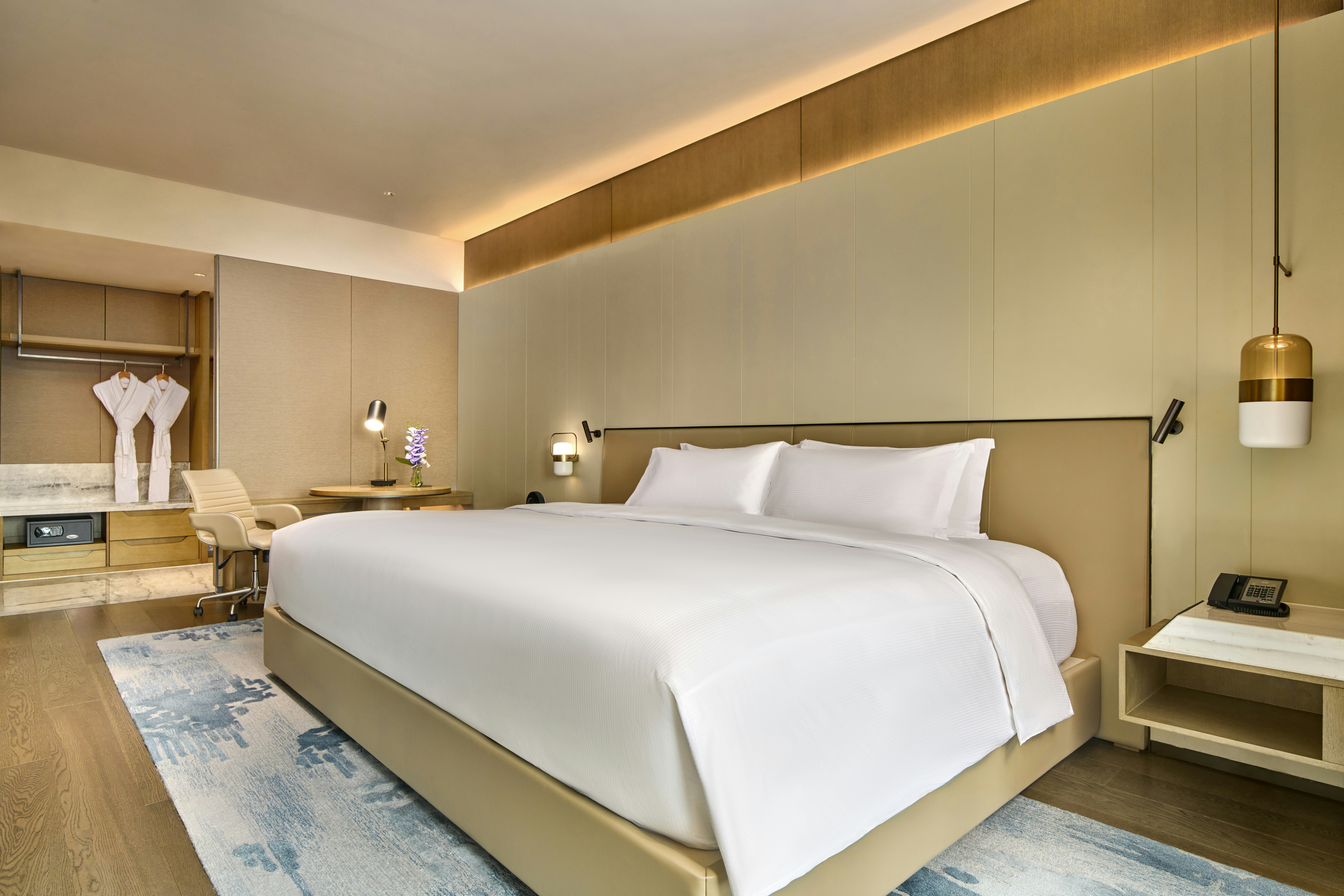 SUPERIOR, KING BED