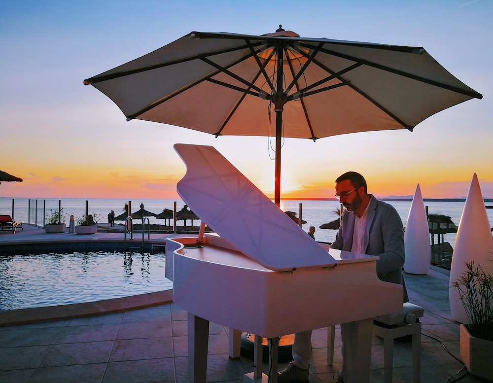 Universal Hotel Cabo Blanco Adults Only 12/75