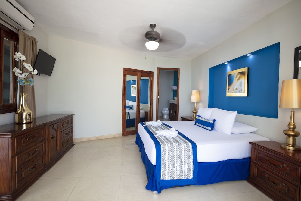Chairs Resort By the Sea 12/49