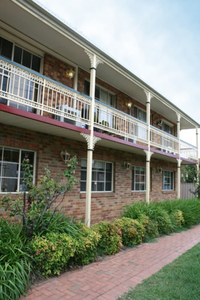 Grand Manor Motor Inn 2/32